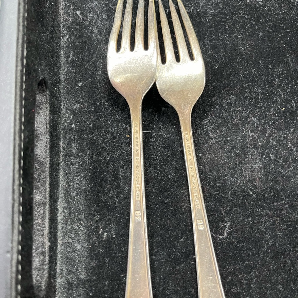 Rogers & Bro Reinforced Plate IDinner & Salad Fork Lot-of 22 3/$20